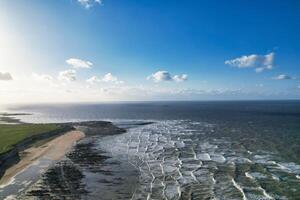 alto ángulo ver de botánica bahía playa y mar ver durante puesta de sol a escaleras anchas Kent, Inglaterra Reino Unido. abril 21, 2024 foto