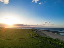 alto ángulo ver de botánica bahía playa y mar ver durante puesta de sol a escaleras anchas Kent, Inglaterra Reino Unido. abril 21, 2024 foto