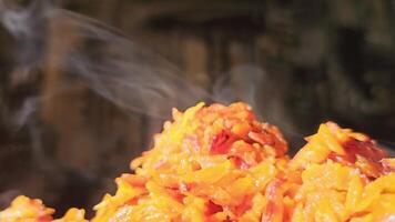 frito zanahorias con cebollas en un rojo plato vapor fluye hacia arriba vegetales casero ingredientes beneficios vitaminas betacaroteno bueno para el ojos en lugar de drogas y pastillas apropiado nutrición video