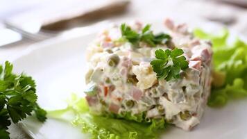 Gemüse Salat mit gekocht Gemüse und gekleidet mit Mayonnaise video