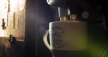 preparazione un' caffè nel il pomeriggio con un caffè espresso macchina nel il cucina video