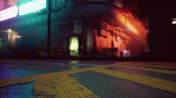 un bullicioso ciudad calle esquina a noche con borroso luces y movimiento video