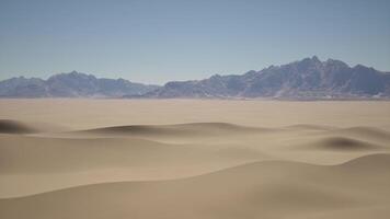 quente deserto. uma deserto panorama com montanhas dentro a distância video