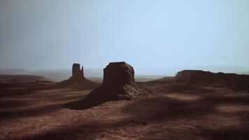 Desierto paisaje con un majestuoso rock formación en el primer plano video