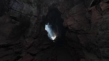 une fascinant la grotte illuminé par éthéré le volume lumière video