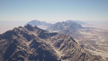 un aérien vue de une Montagne intervalle dans le désert video