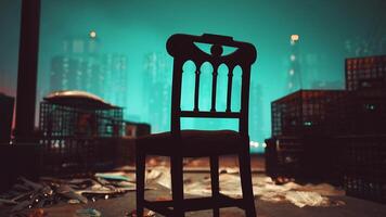 een houten stoel zittend Aan top van een vuil verdieping video