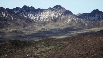 een adembenemend visie van majestueus berg pieken in de afstand video