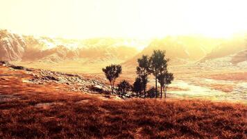 een sereen landschap met rollend heuvels en majestueus bergen video