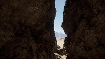 une étroit passage entre deux grand rochers video