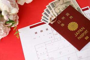japonés matrimonio registro blanco documento y Boda proposición anillo y yen dinero en mesa foto