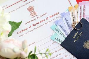 indio certificado de registro de matrimonio blanco documento y Boda anillo con rupia dinero foto