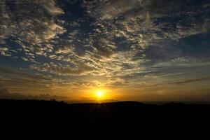 puesta de sol cielo en el lago foto