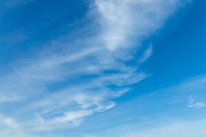 cielo azul con nube blanca foto