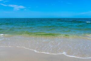 suave ola en el playa foto