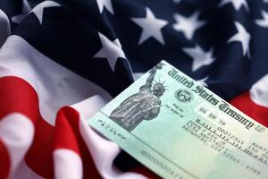 unido estados tesorería reembolso cheque en ondulación americano bandera foto