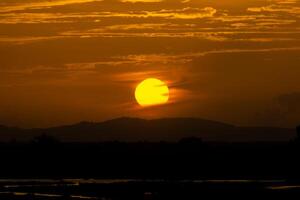 puesta de sol en el lago foto