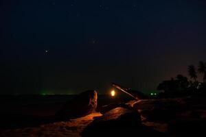 linternas en el playa en el oscuro noche. foto