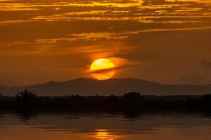 puesta de sol en el lago foto