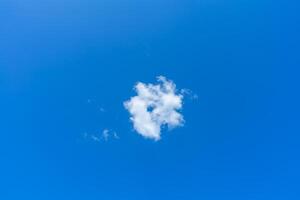 nube blanca en el cielo foto