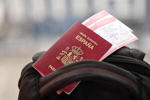 rojo Español pasaporte de europeo Unión con aerolínea Entradas en turístico mochila foto
