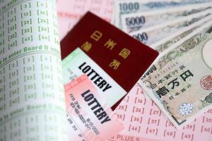 lotería Entradas mentiras con japonés yen cuentas en juego hojas con números para calificación a jugar lotería foto