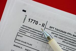 indonesio impuesto formar 1770-2 individual ingresos impuesto regreso y bolígrafo en mesa foto