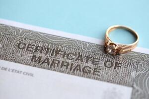canadiense certificado de registro de matrimonio blanco documento y Boda anillo foto