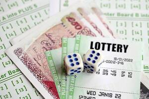 verde lotería Entradas y genial Bretaña libras dinero cuentas en blanco con números para jugando lotería foto