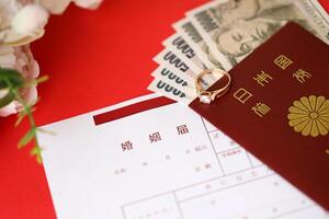 japonés matrimonio registro blanco documento y Boda proposición anillo y yen dinero en mesa foto
