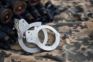 ucranio Ejército máquina pistola cinturón conchas y esposas en militar uniforme. concepto de soborno y guerra crímenes foto