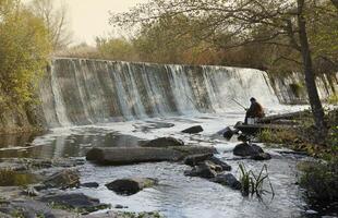 una presa abandonada, una cascada artificial, la presa de la hpp butka, se encuentra río arriba detrás del puente sobre el hirsky tikich foto