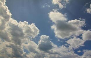 imagen de cielo azul claro y nubes blancas durante el día para uso de fondo foto
