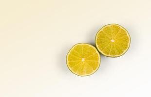 mitades o rodajas de limón verde sobre fondo blanco claro. frutas frescas con espacio de copia foto