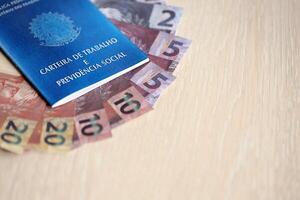 brasileño trabajo tarjeta y social seguridad azul libro y reales dinero cuentas foto