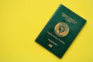 verde nigeriano pasaporte en amarillo antecedentes cerca arriba foto