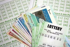 verde lotería Entradas y iraní dinero cuentas en blanco con números para jugando lotería foto