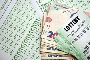 verde lotería Entradas y ucranio dinero cuentas en blanco con números para jugando lotería foto