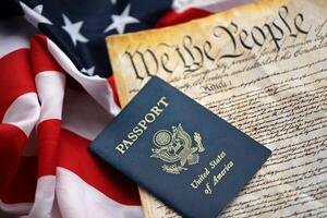 preámbulo a el constitución de el unido estados con pasaporte y americano bandera foto