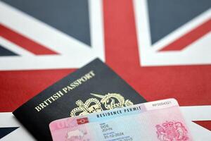 residencia permiso brp tarjeta y británico pasaporte de unido Reino en Unión Jack bandera foto