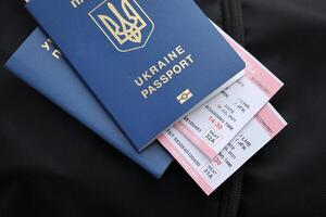 dos ucranio biométrico pasaportes con aire vuelo Entradas en negro turístico mochila foto