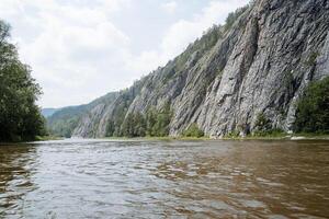 montaña río con lodoso agua, el naturaleza de el taiga región de Rusia, el hermosa paisaje de el del Sur Urales, el río en bashkortostán, el blanco río en el burzyansky distrito. foto