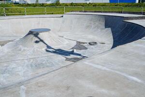 hormigón patio de recreo para andar en patineta, pista de patinaje para niños, ciudad calle parque de extremo juegos, reparar de el patio de juegos. foto