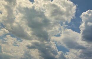 hermosa plantilla de fondo de cielo azul con algo de espacio para el mensaje de texto de entrada a continuación aislado en azul foto