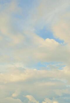 un cielo azul nublado con muchas nubes pequeñas que bloquean el sol foto