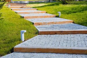 un Roca escalera sube arriba, un ciudad parque para senderismo, Roca pasos, pavimentación piedras en el césped, un peatonal camino, paisaje diseño. foto