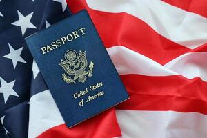 azul unido estados de America pasaporte en nacional bandera antecedentes cerca arriba foto