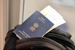azul indio pasaporte con aerolínea Entradas en turístico mochila foto