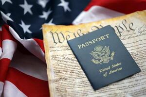 preámbulo a el constitución de el unido estados con pasaporte y americano bandera foto