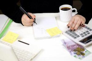 estresado joven mujer calculador mensual hogar gastos, impuesto, banco cuenta equilibrar y crédito tarjeta cuentas pago foto